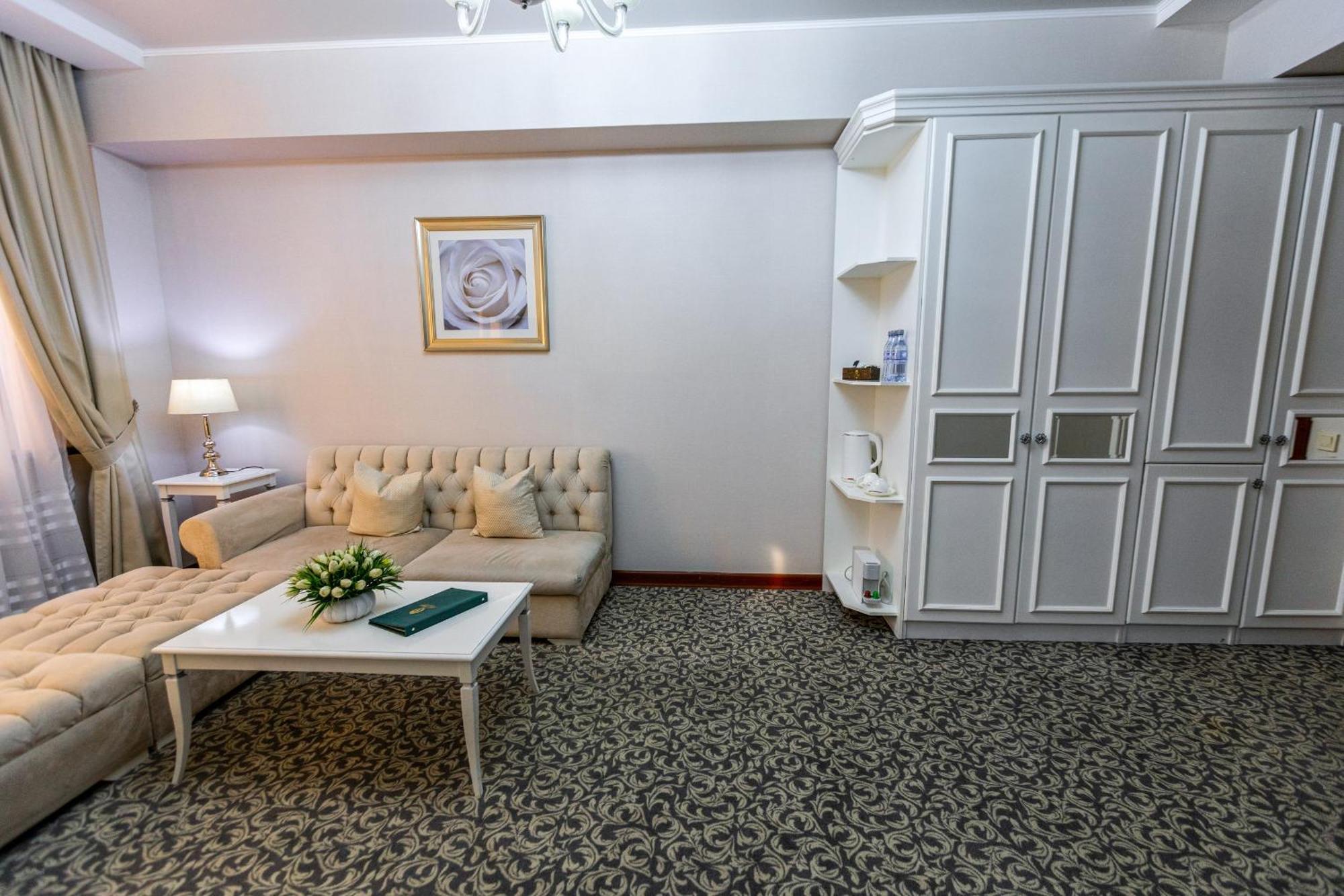 Plaza Hotel Almaty Chambre photo