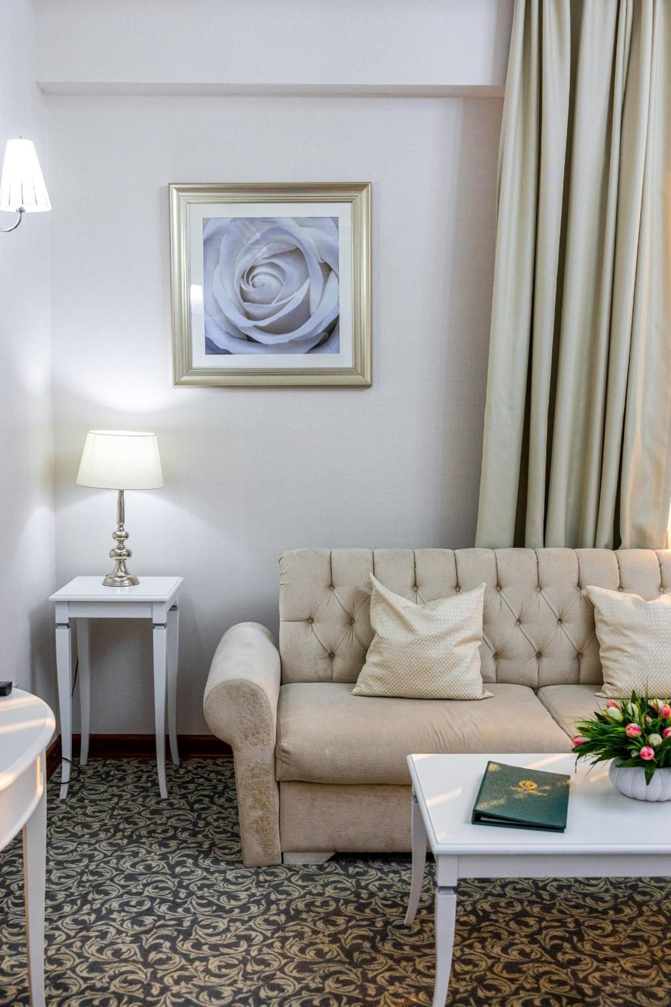 Plaza Hotel Almaty Extérieur photo
