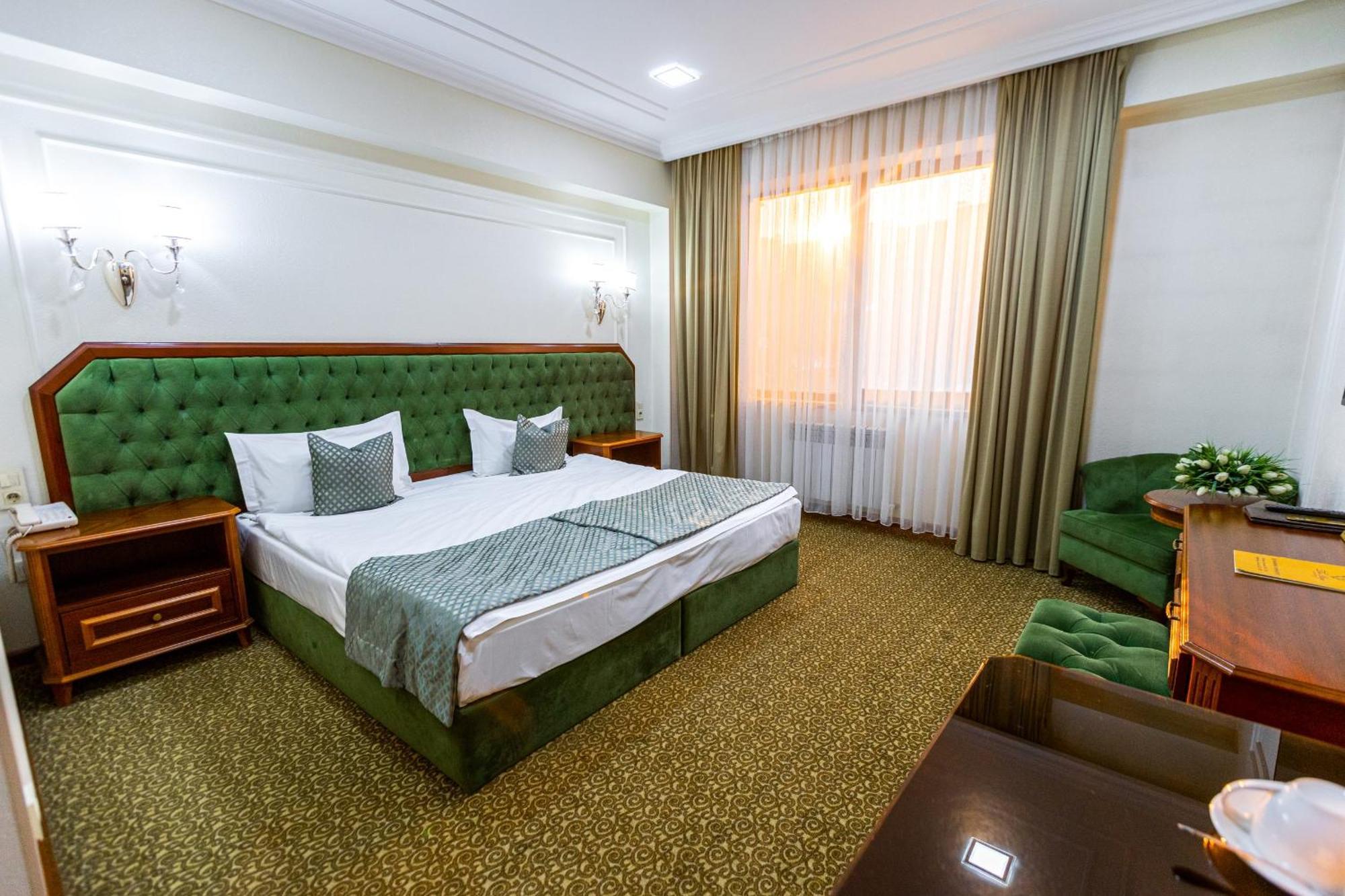 Plaza Hotel Almaty Extérieur photo