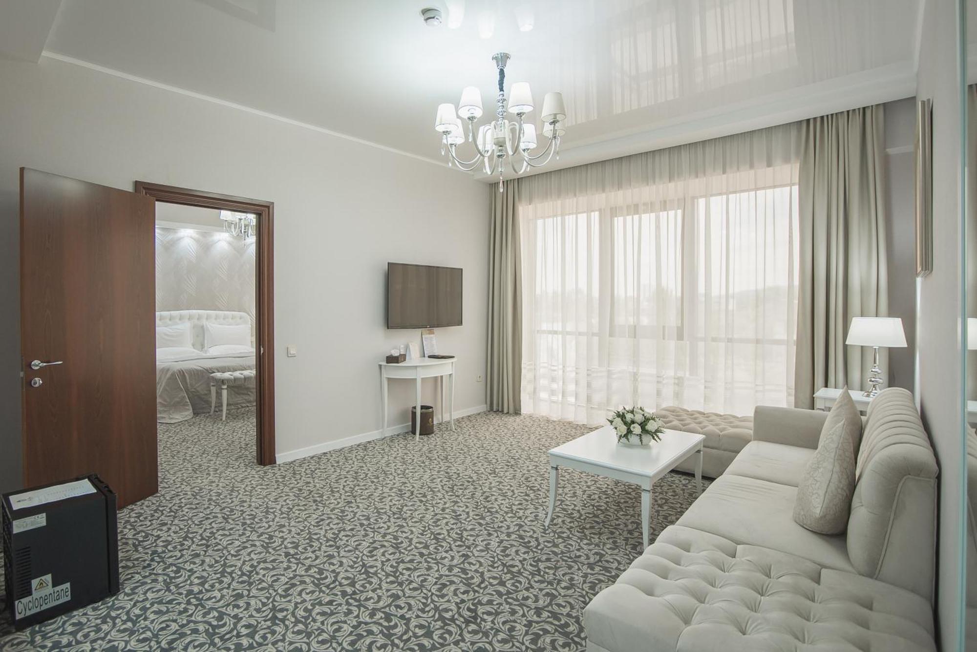 Plaza Hotel Almaty Extérieur photo