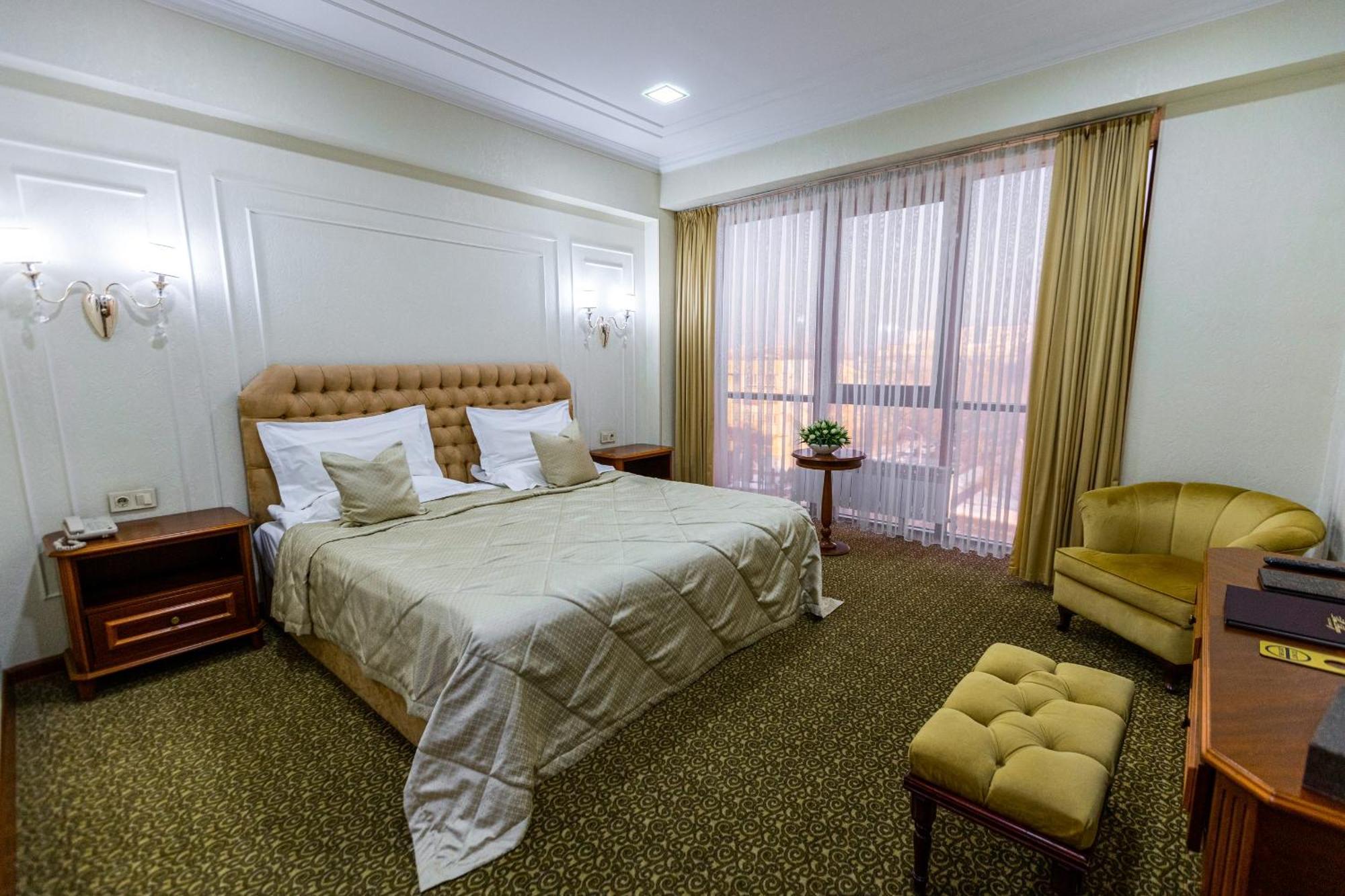 Plaza Hotel Almaty Extérieur photo
